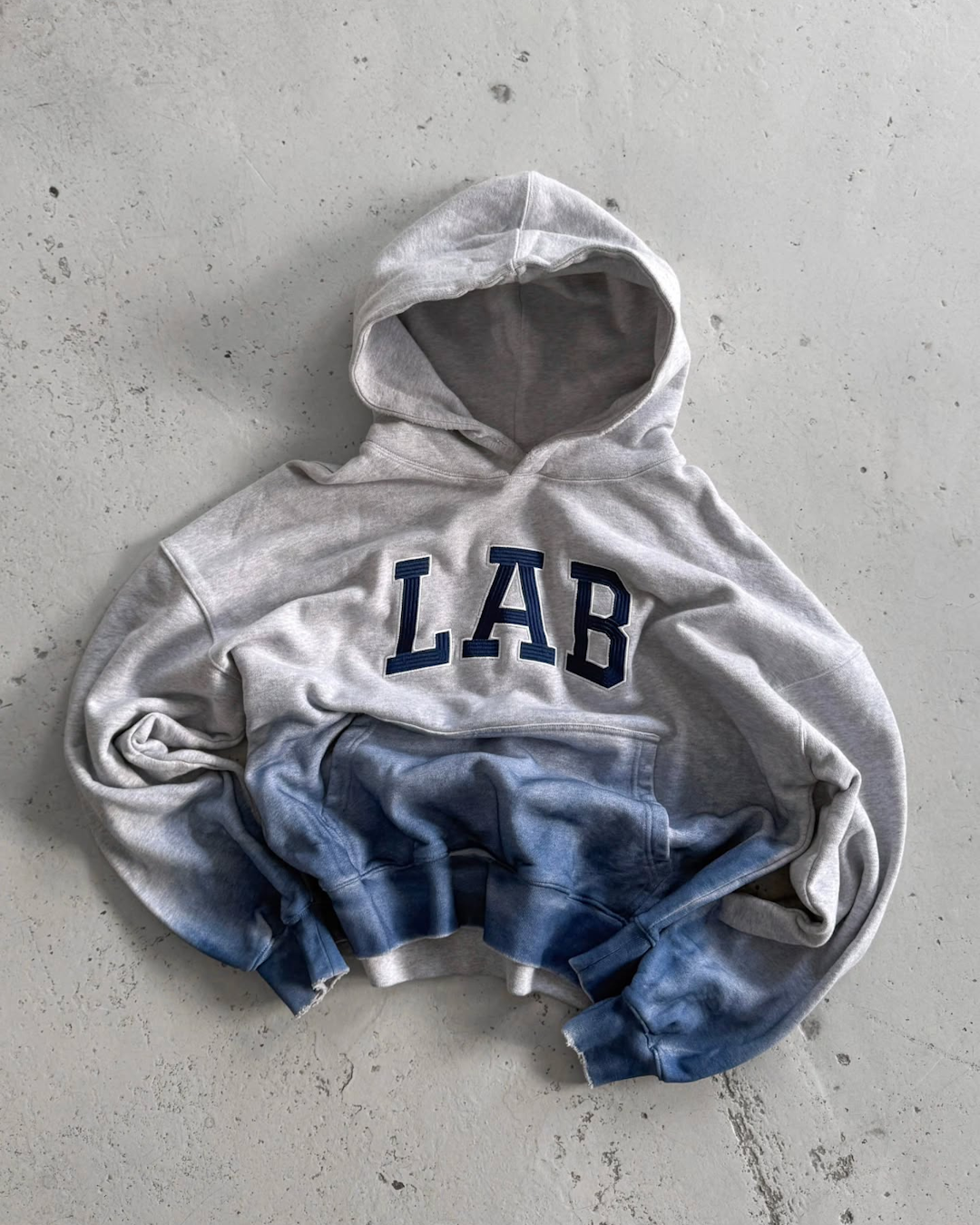 Autorski lettering LAB zastosowany na wydanej bluzie.