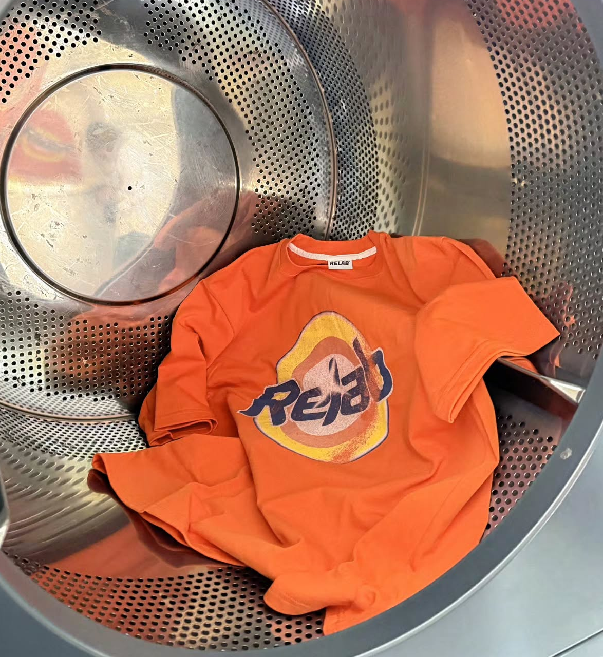 Finalna grafika zastosowana na wydanym T-shircie "RELAB LAUNDRY".